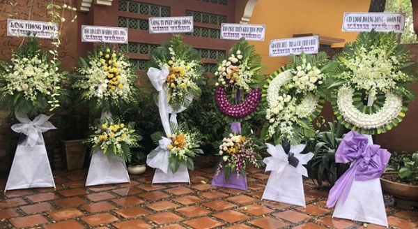 Vòng hoa kính viếng tang lễ của shop hoa tươi Bắc Giang - điện hoa bắc giang 