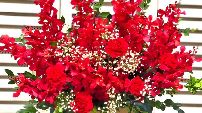 Sắc đỏ rực rỡ của hoa hồng đỏ và lan mokara cực kỳ cuốn hút 