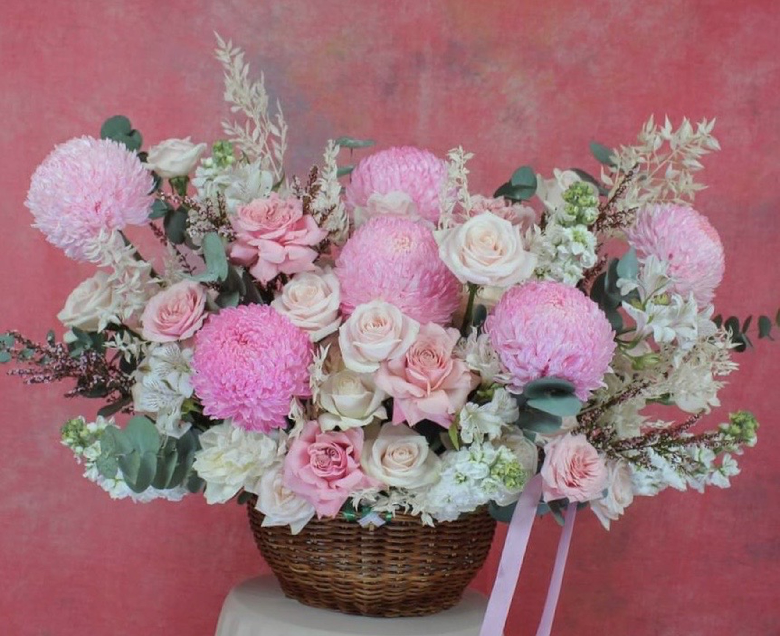 Hoa mẫu đơn hồng kết hợp với hoa hồng trắng tạo thành một tác phẩm tuyệt đẹp 