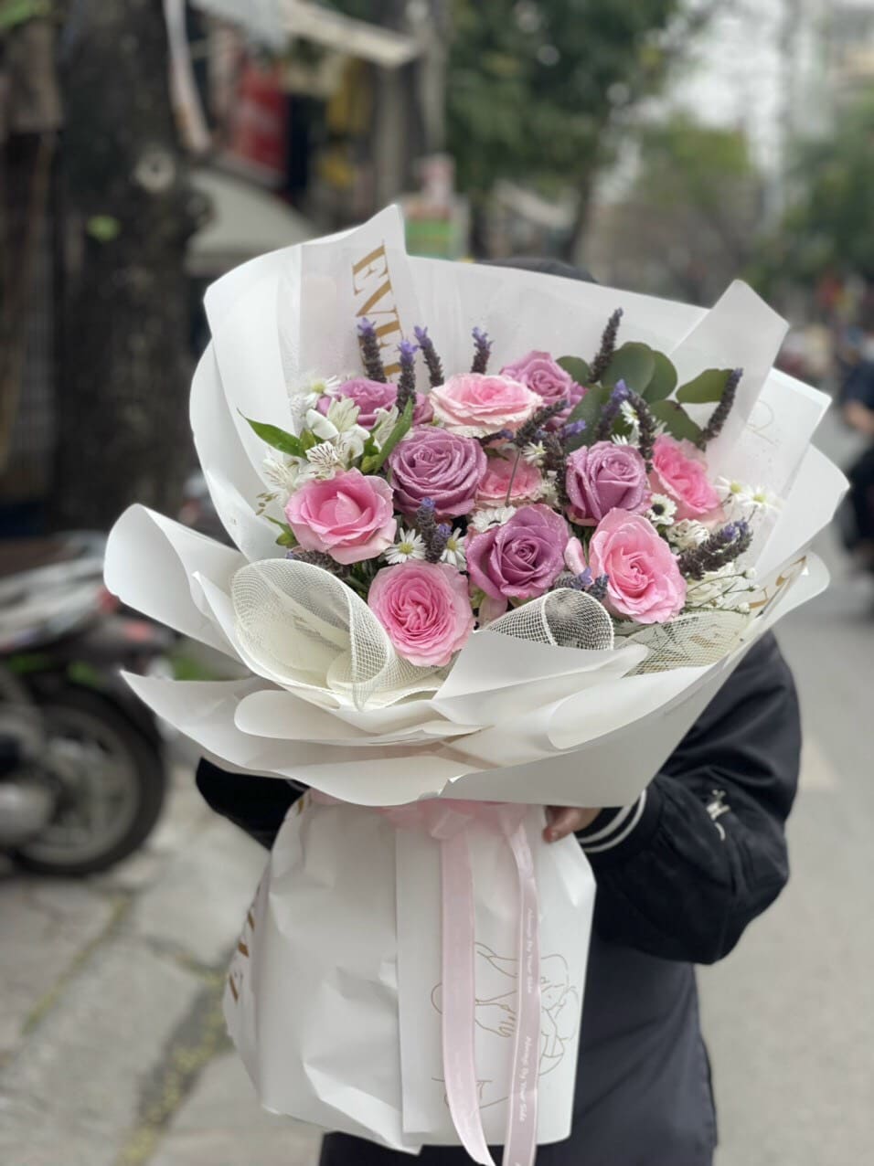 Hoa đẹp chúc mừng Valentine sắc tím