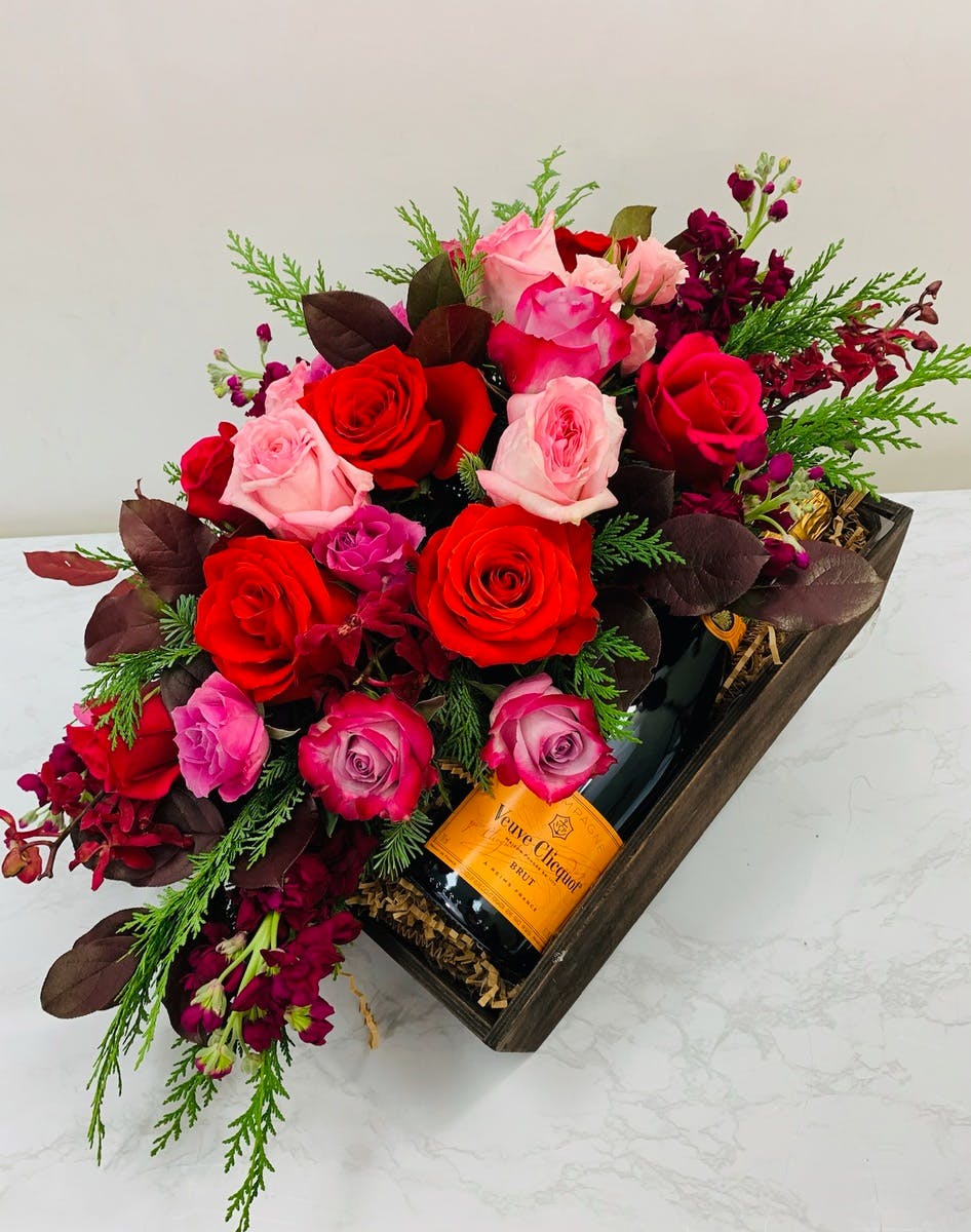 Rượu Champagne Veuve Clicquot kèm hoa cẩm chướng, hoa hồng đỏ, hoa hồng phấn,..