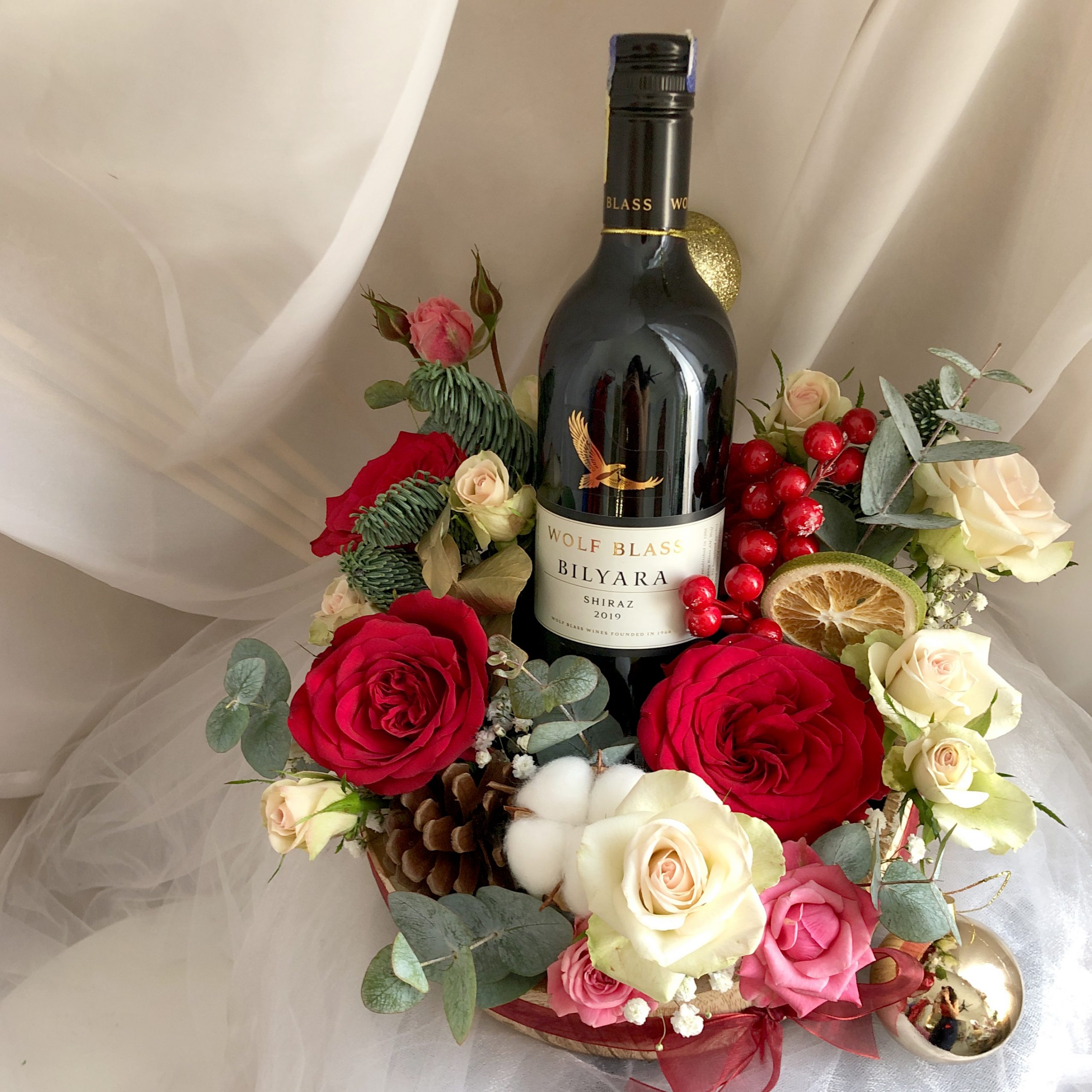 Rượu nho Úc Bilyara cùng giỏ hoa sặc sỡ