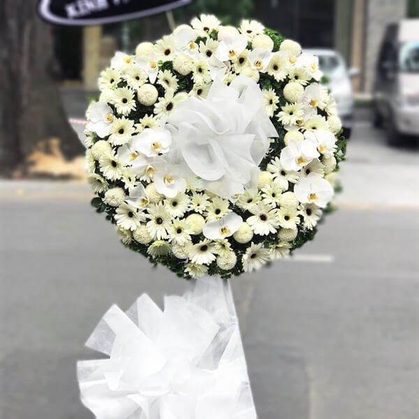 Những vòng hoa tang lễ màu trắng vô cùng phổ biến 