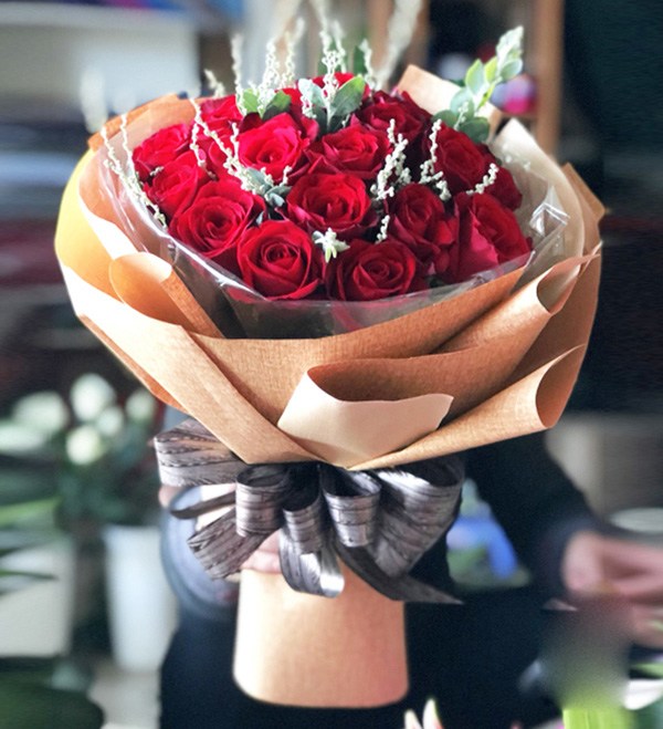 Bó hoa hồng đỏ tượng trưng cho tình yêu chân thành