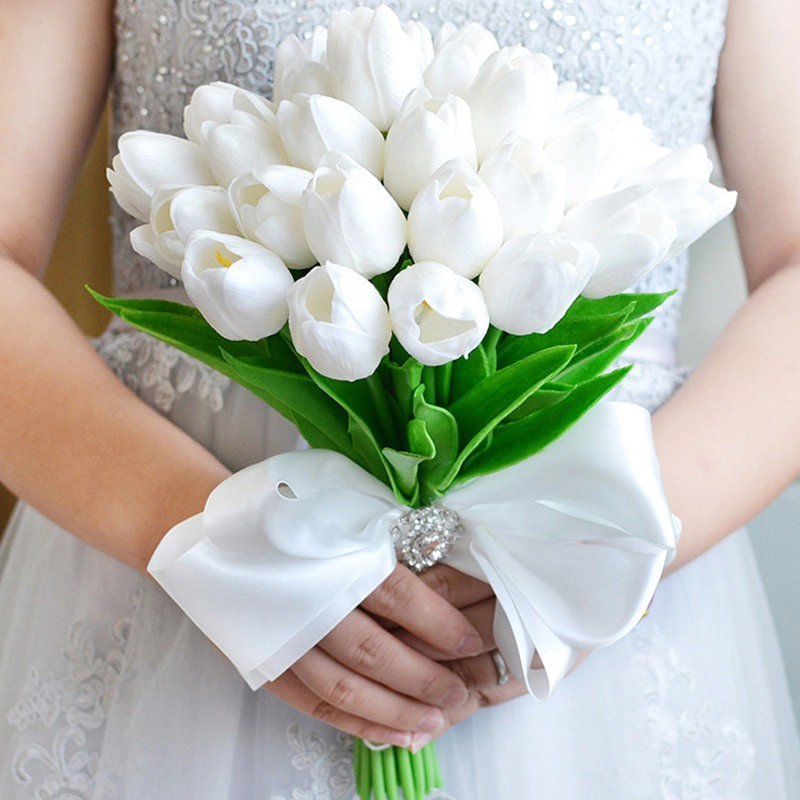 Hoa màu trắng được sử dụng rất phổ biến trong lễ cưới