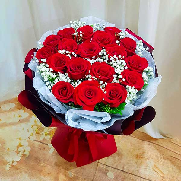 Bó hoa hồng đỏ kèm hoa baby trắng dễ thương