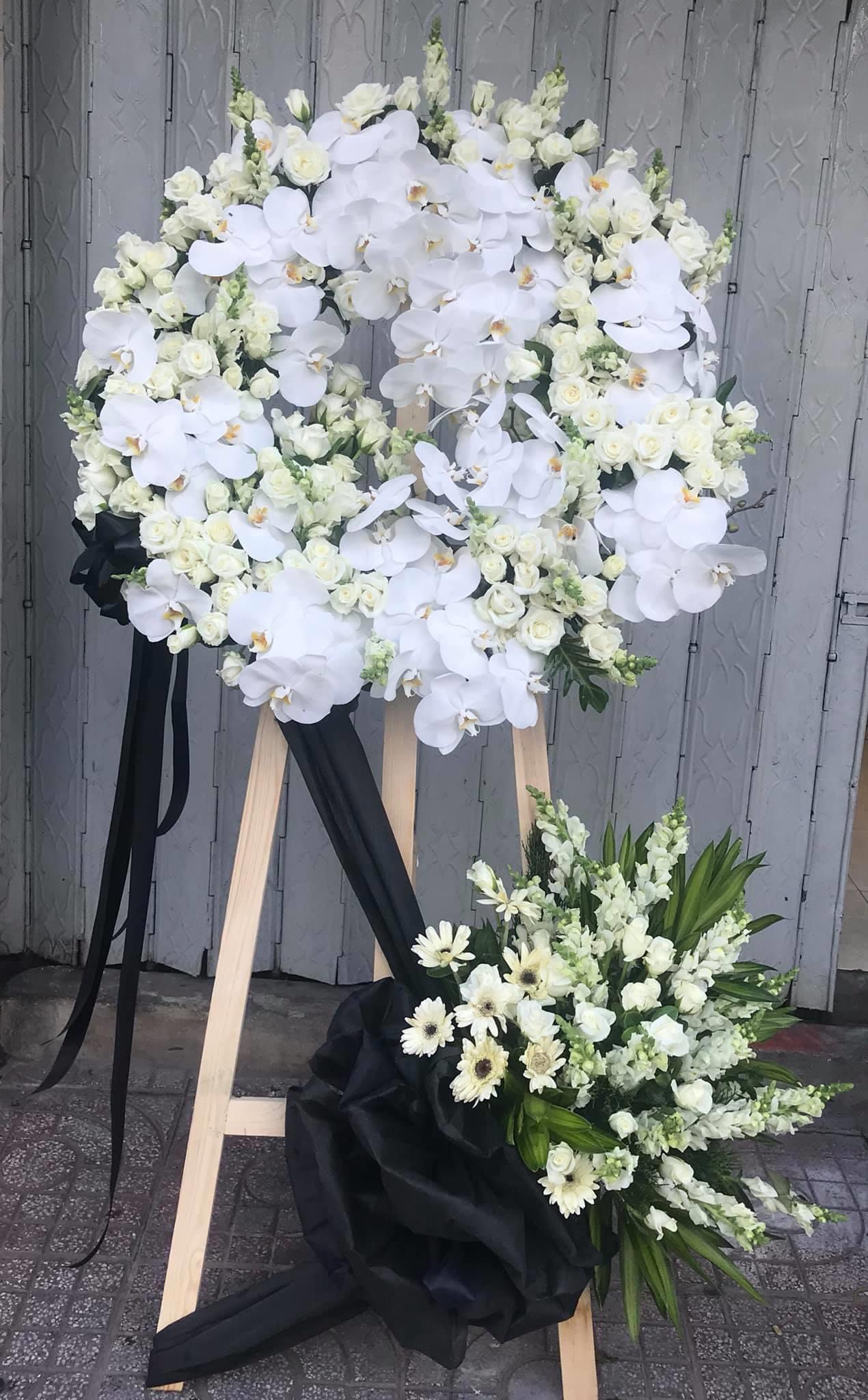 Mẫu kệ hoa viếng đám tang màu trắng đẹp, sang trọng