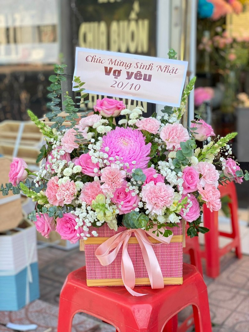 giỏ hoa màu hồng mừng sinh nhật và 20-10 tặng vợ